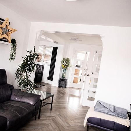 Inviting 3-Bed House In مانشستر المظهر الخارجي الصورة