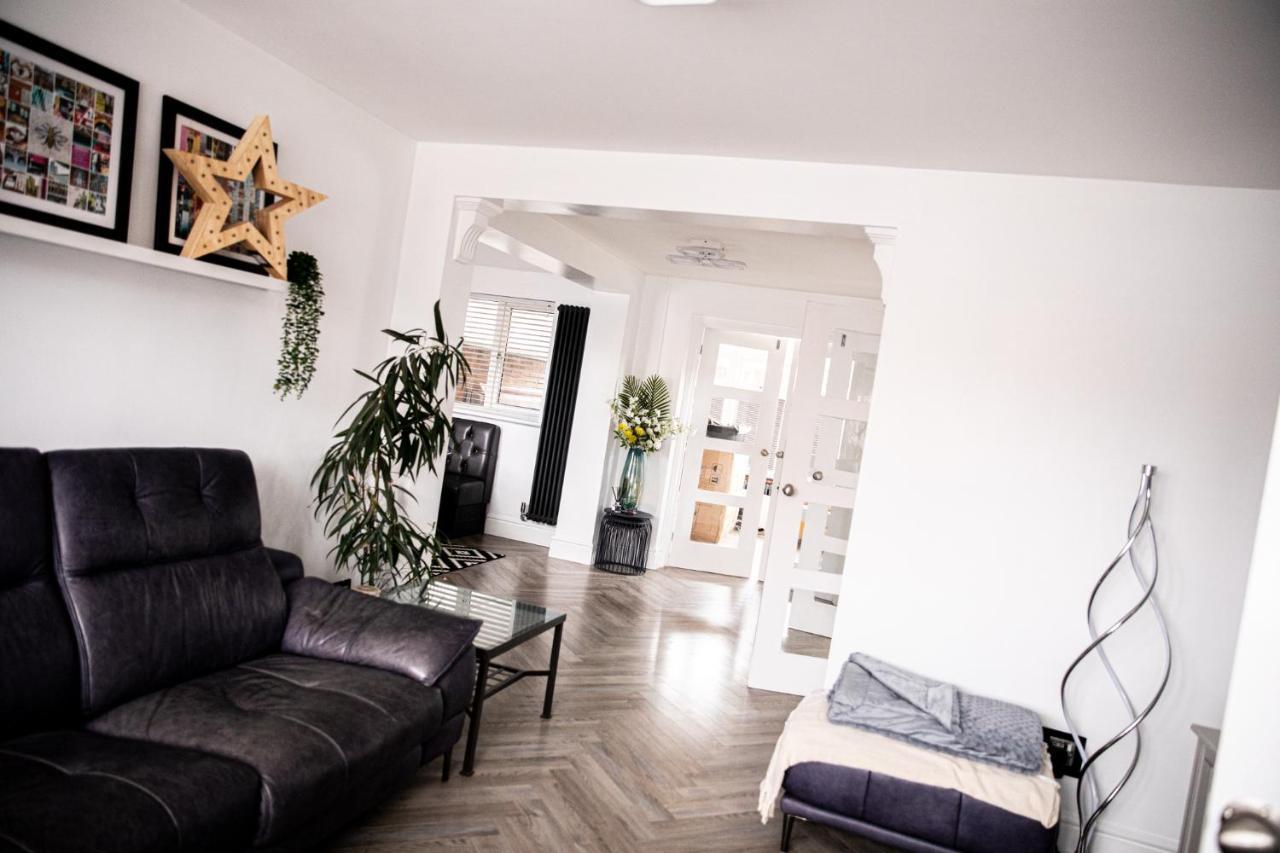 Inviting 3-Bed House In مانشستر المظهر الخارجي الصورة